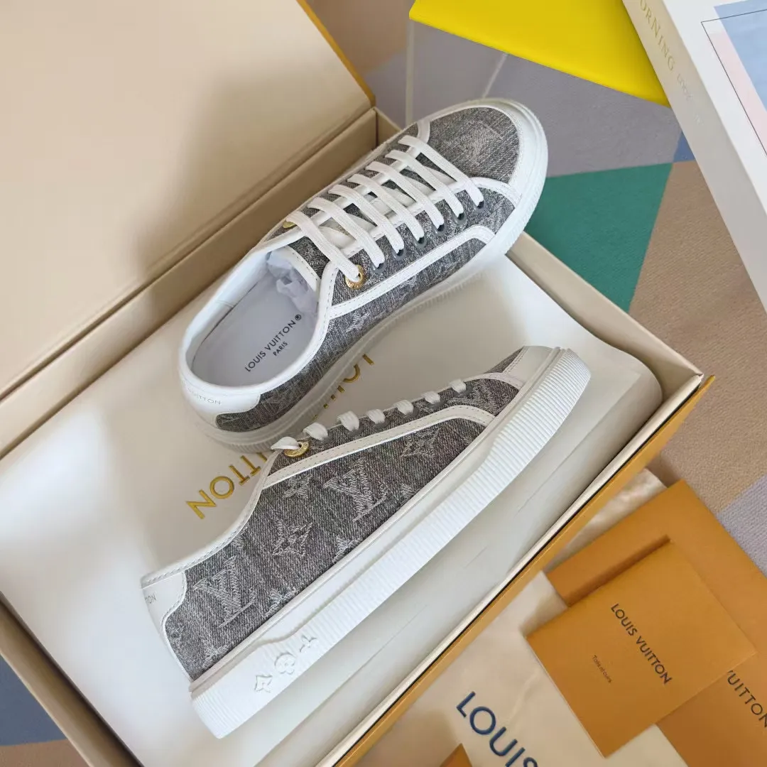 👟👟Ex-factory price 420👟👟 LV Louis Vuitton L Home Donkey Brand’s latest Lagoon series Thick-soled denim denim Embossed Presbyopia Thick-soled Casual sneakers Skateboard shoes Original purchase and development Production This Lagoon sneaker is made of Monogram denim, injecting a retro flavor into the classic design. The Louis Vuitton logo pops out from the leather trim, and the inscribed eyelets, trim and laces highlight the exquisite details. The rubber outsole embellished with Monogram flowers completes the whole. Exquisitely packaged at the delivery counter🛍📦 ▪️ Fabric: Original imported custom first-layer cowhide ▪️ Lining: Original imported cowhide lining ▪️ Sole: Original open-molded non-slip TPU material ▪️ Bottom thickness: 2.5CM ▪️ Size: Women's size 35-40 (41, 42 can be customized)